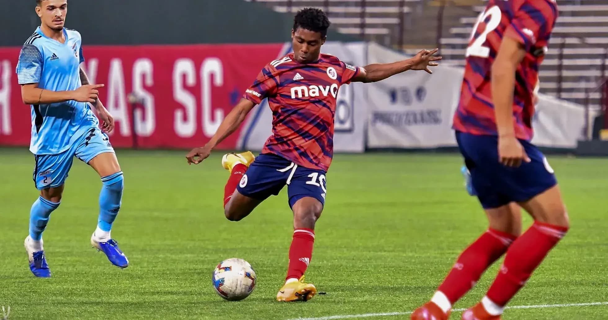 Jugador de St. Louis City II pateando el balón