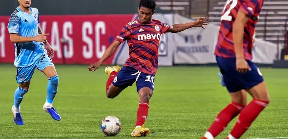 Jugador de St. Louis City II pateando el balón