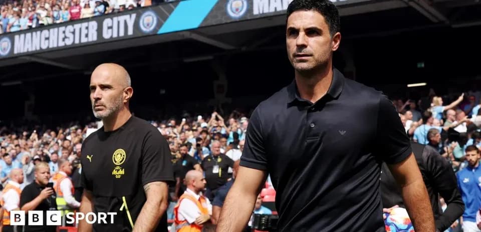 Entrenadores de Manchester City y Arsenal caminando al campo