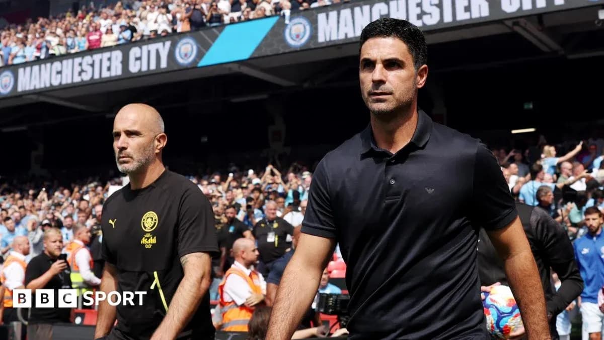 Entrenadores de Manchester City y Arsenal caminando al campo
