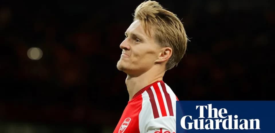 Jugador de Arsenal mirando hacia un lado en el campo