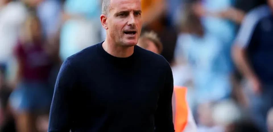 Entrenador hablando durante el partido en el campo
