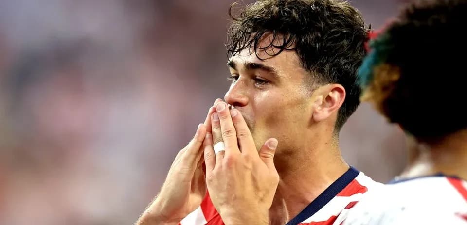 Jugador de fútbol celebrando con las manos en la cara