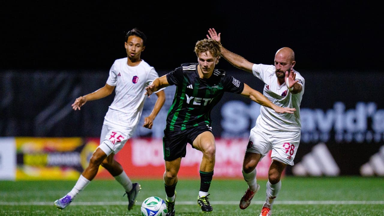 Jugador de Austin II en acción contra St. Louis City II
