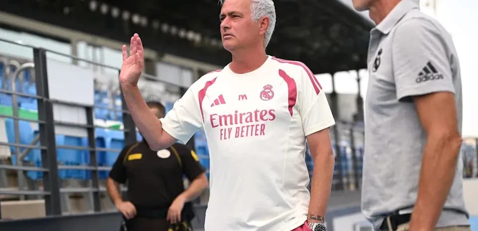 Entrenador saludando durante la sesión de entrenamiento