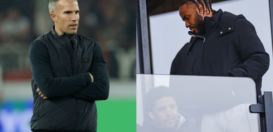 Entrenador y jugador observando el partido desde la grada