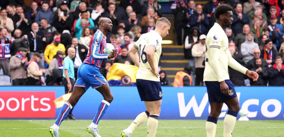 Jugador de Crystal Palace celebra un gol