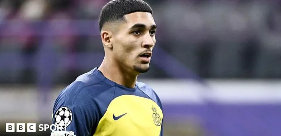 Jugador en el campo durante un partido de fútbol