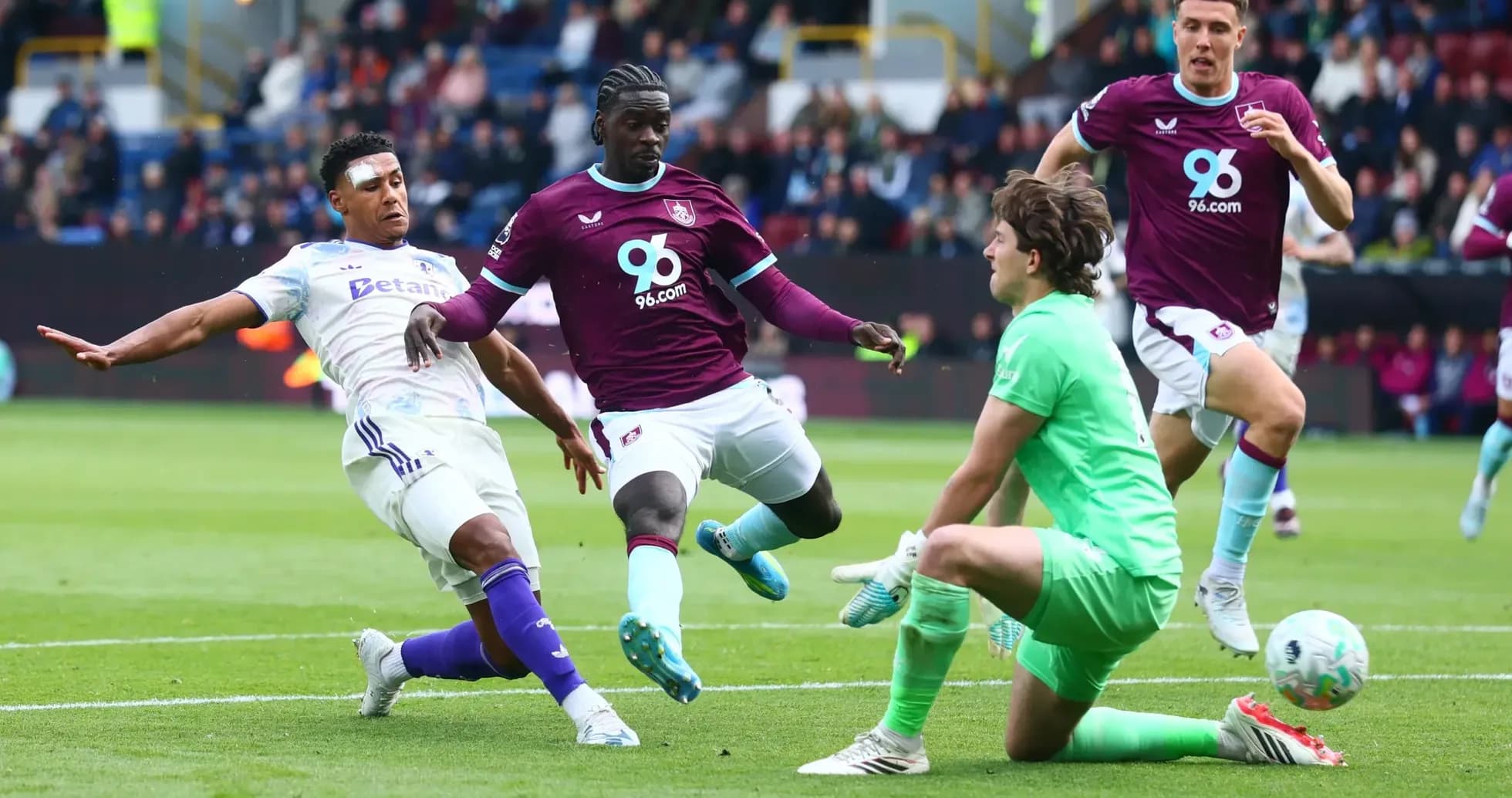 Acción de un partido entre Burnley y Aston Villa