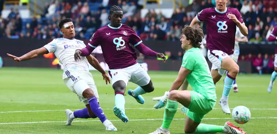 Acción de un partido entre Burnley y Aston Villa