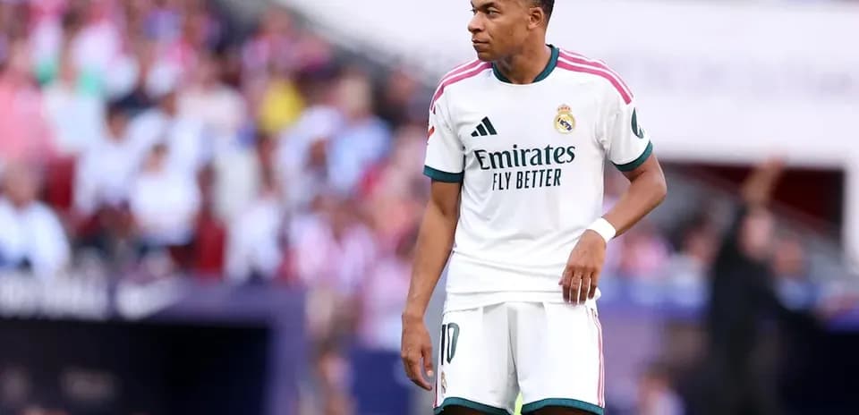 Kylian Mbappé en campo durante partido de fútbol