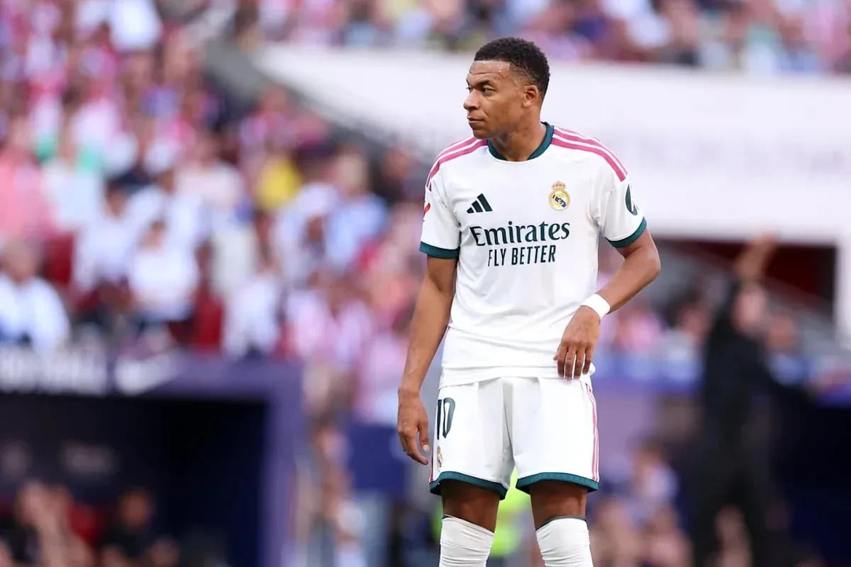 Kylian Mbappé en campo durante partido de fútbol