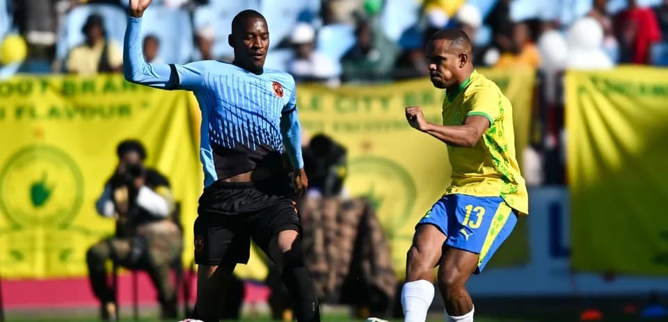 Jugador de amarillo chutando el balón en el partido