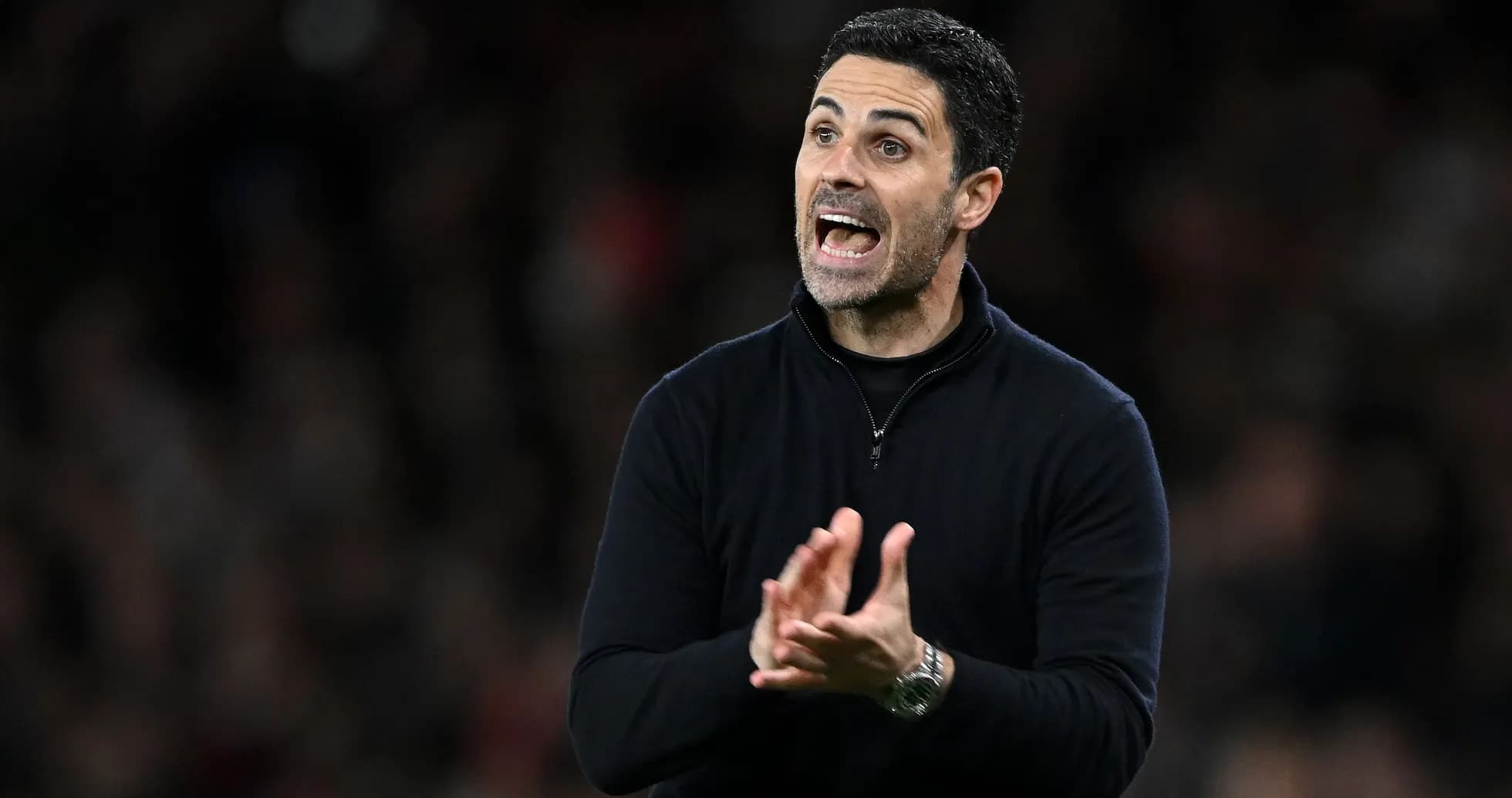 Entrenador dirigiendo a su equipo desde la banda