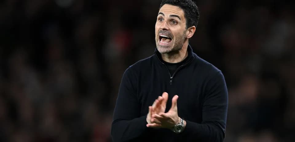 Entrenador dirigiendo a su equipo desde la banda