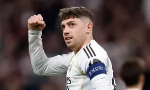 Jugador celebrando con puño en alto durante partido