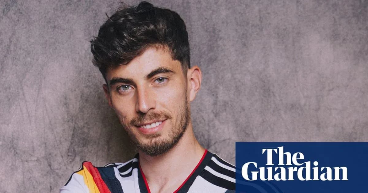 Jugador posando con camiseta de Alemania en estudio