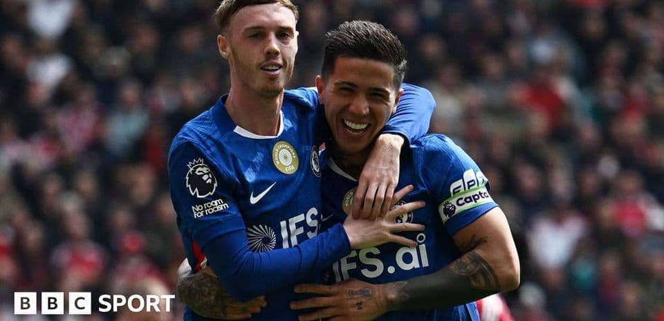 Dos jugadores celebrando un gol en el campo