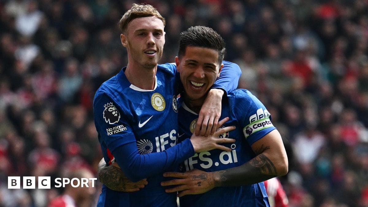Dos jugadores celebrando un gol en el campo