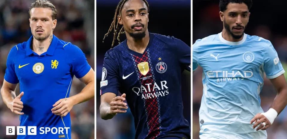 Tres jugadores de fútbol en acción durante partidos