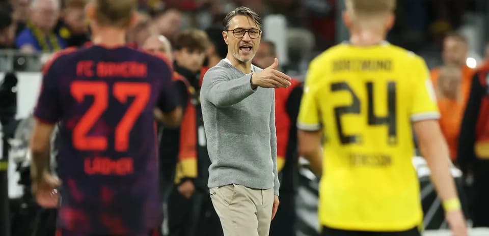 Entrenador dando instrucciones durante el partido