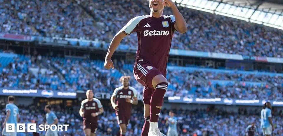 Jugador de Aston Villa celebrando un gol en el estadio