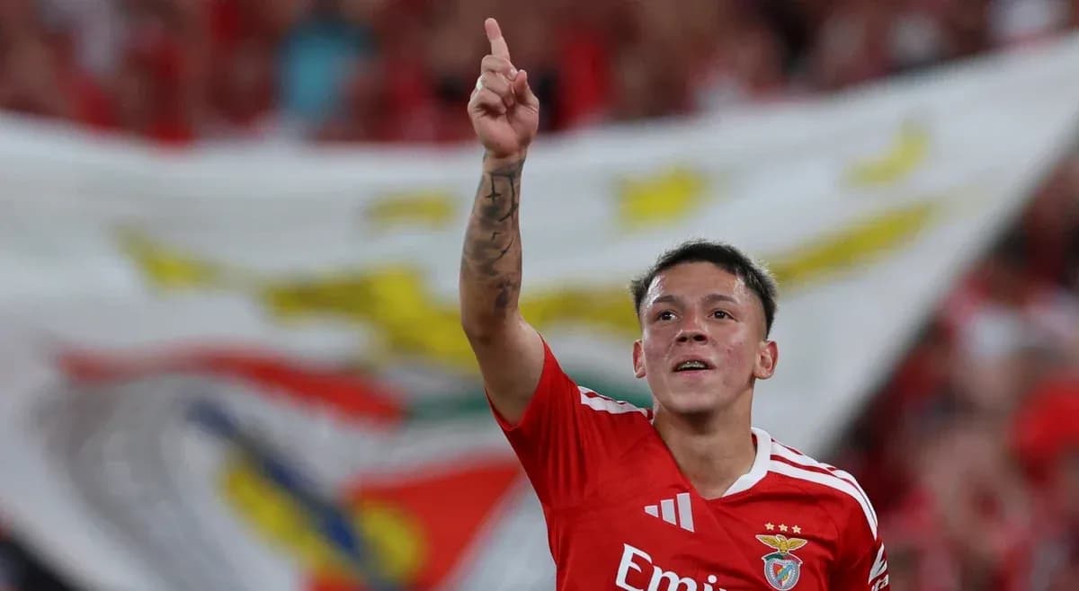 Jugador de Benfica celebra un gol