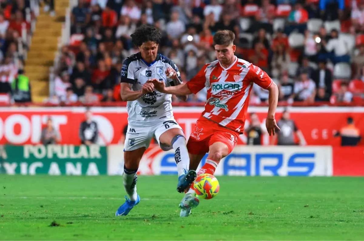 Jugador de Querétaro compitiendo por el balón