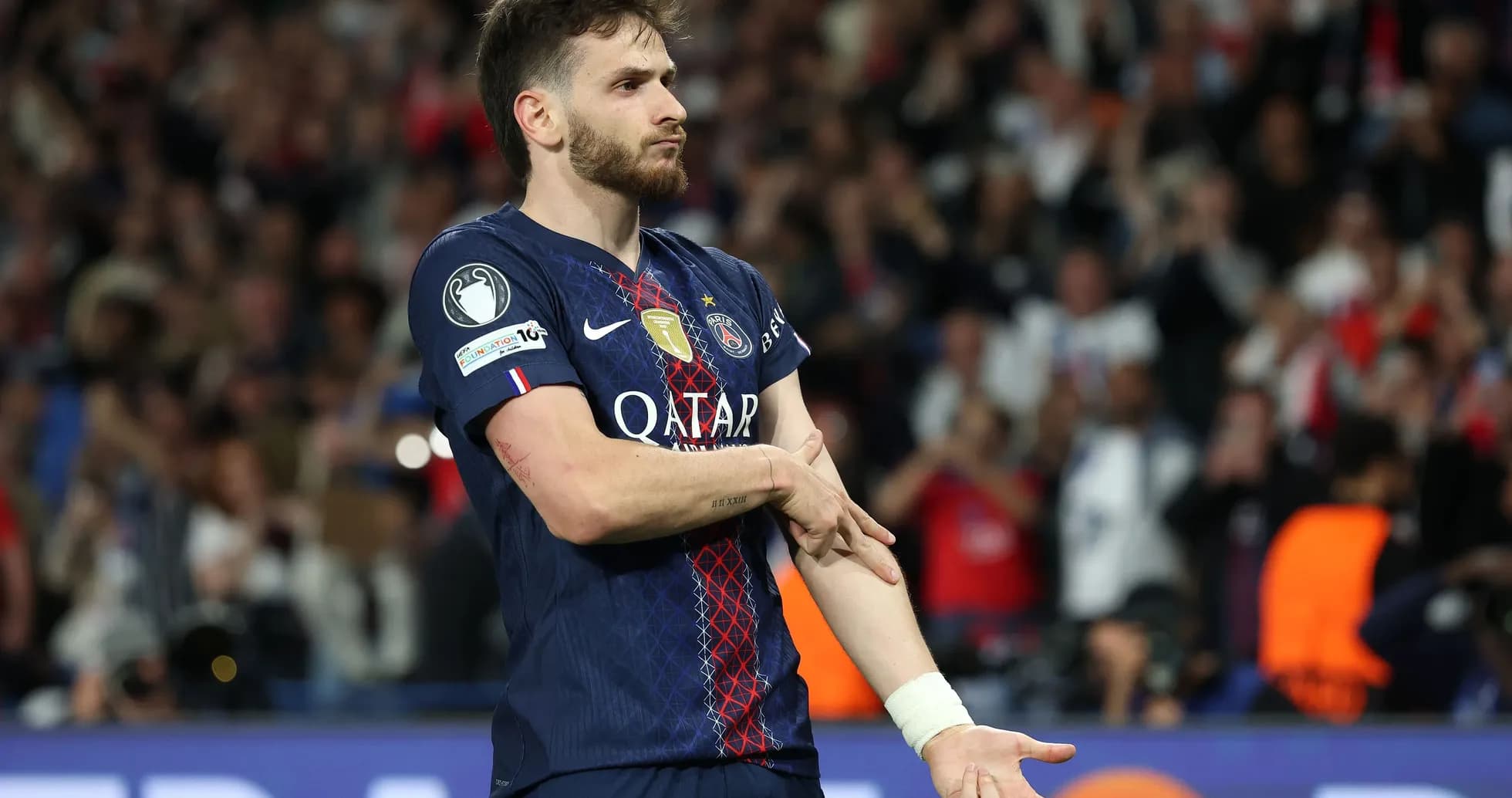 Jugador de PSG gesticulando en el estadio