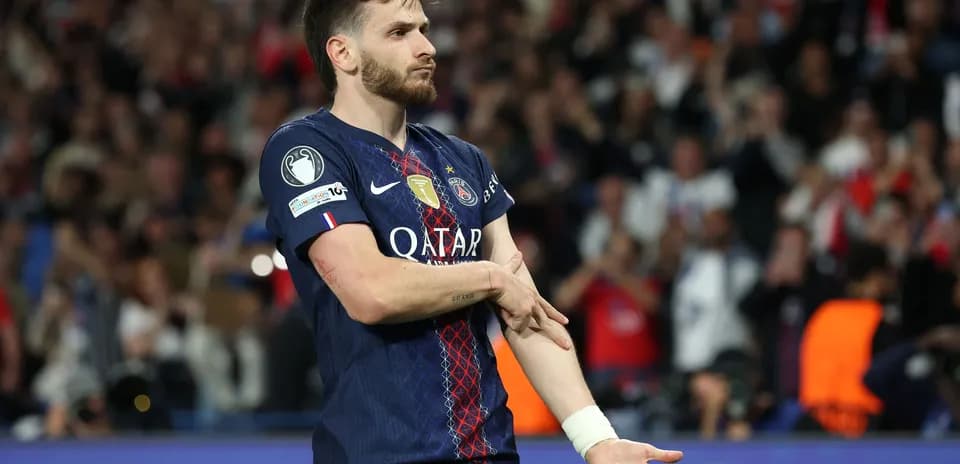 Jugador de PSG gesticulando en el estadio