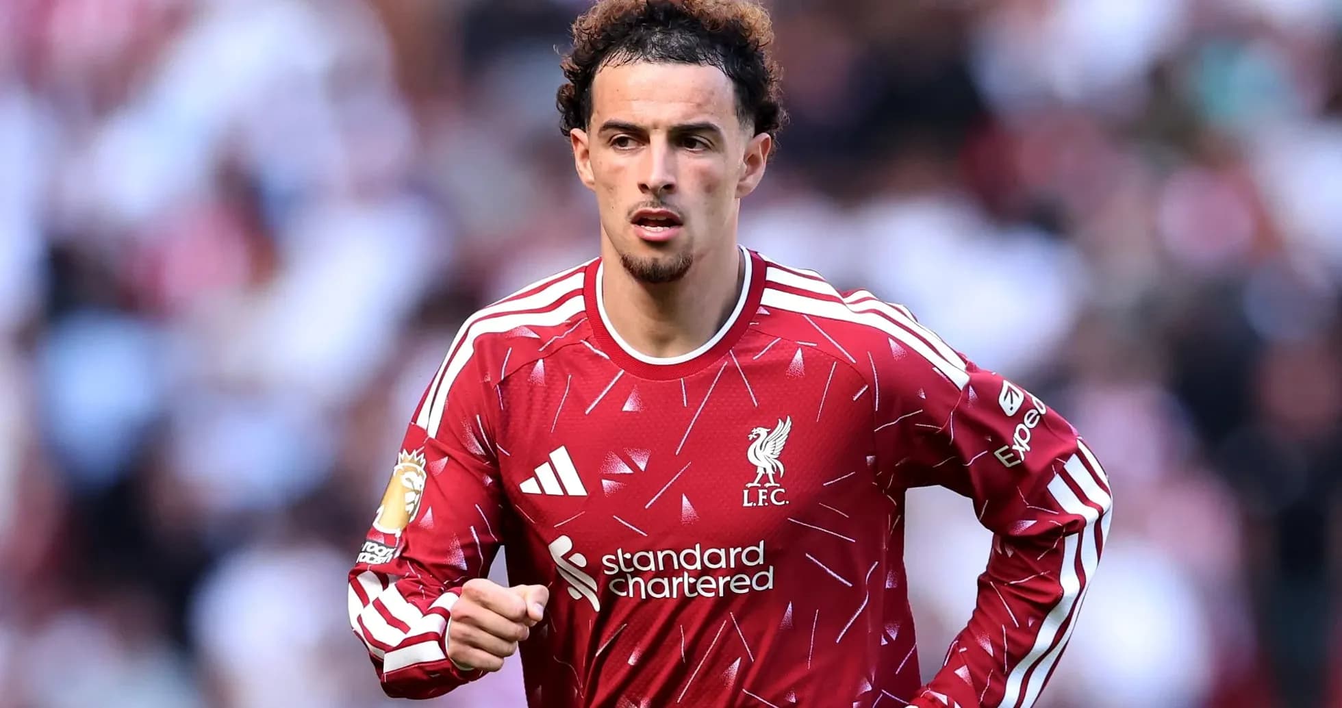 Jugador de Liverpool corriendo en campo de fútbol