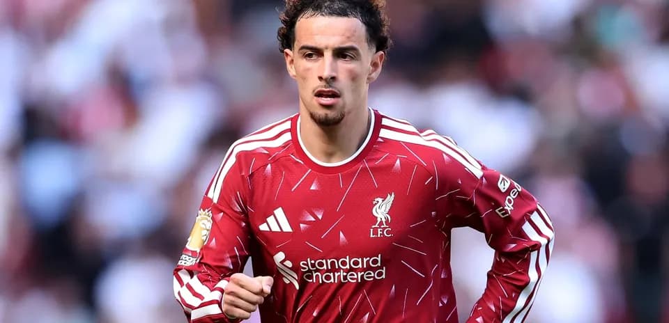 Jugador de Liverpool corriendo en campo de fútbol