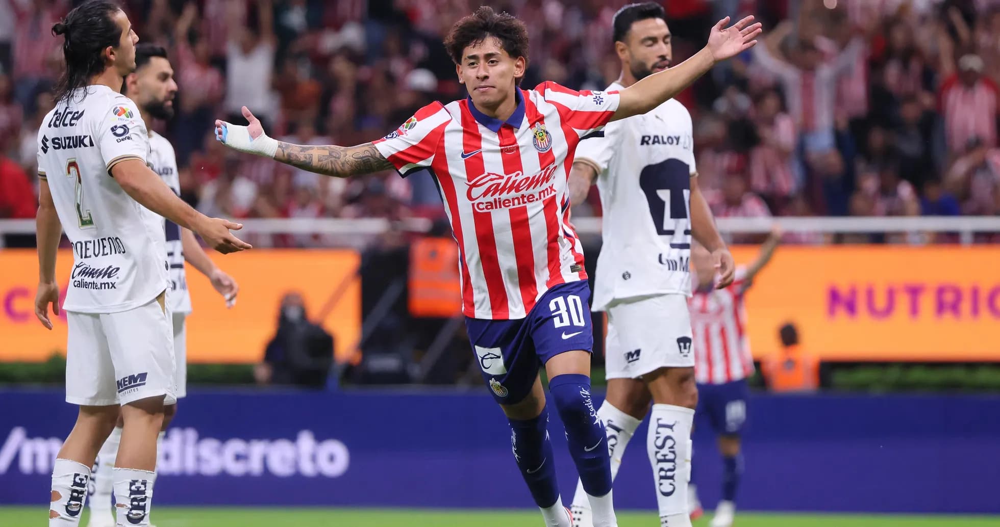 Jugador de Chivas celebra un gol