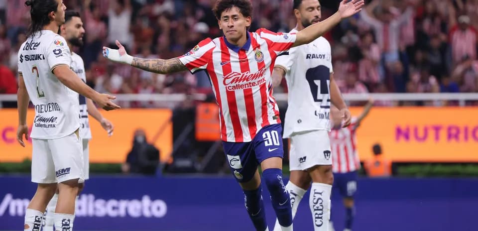 Jugador de Chivas celebra un gol