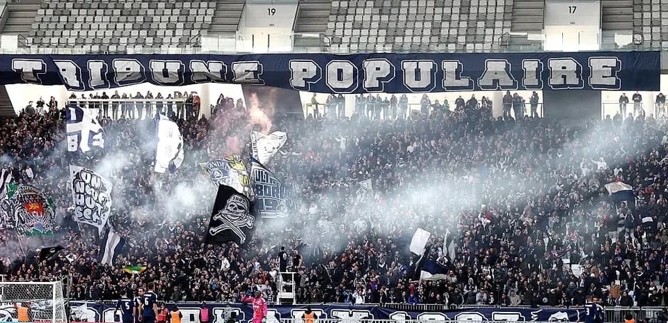 Aficionados con banderas en el estadio