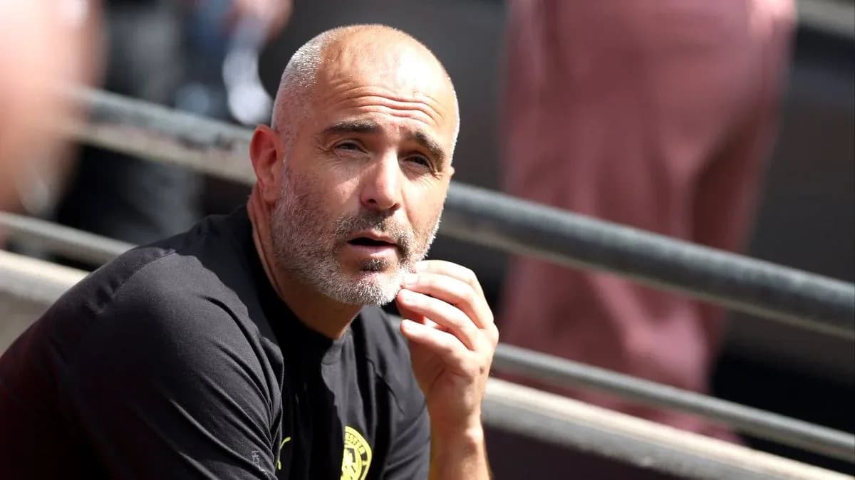 Entrenador sentado en el banquillo durante el partido