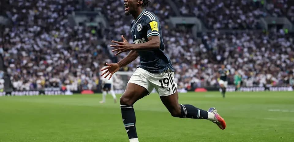 Jugador celebrando un gol en el campo de fútbol