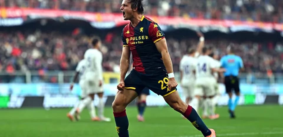 Jugador de Genoa celebra un gol en partido