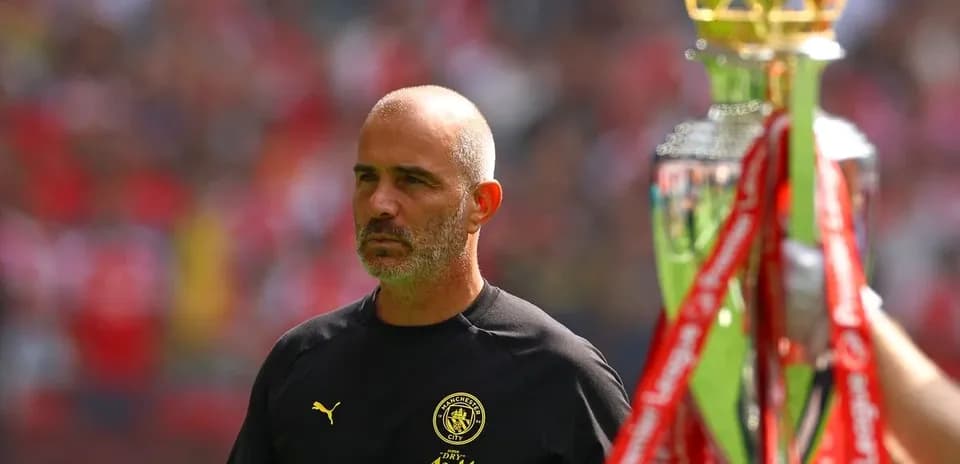 Entrenador de Manchester City junto al trofeo
