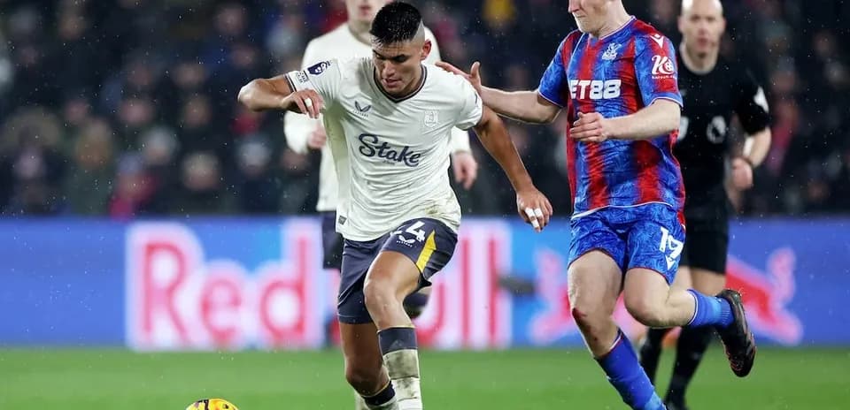 Jugador de Crystal Palace persiguiendo a oponente