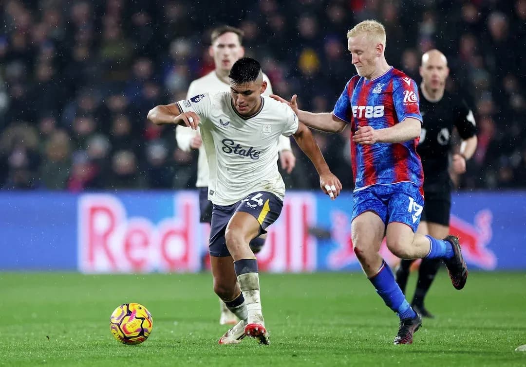 Jugador de Crystal Palace persiguiendo a oponente