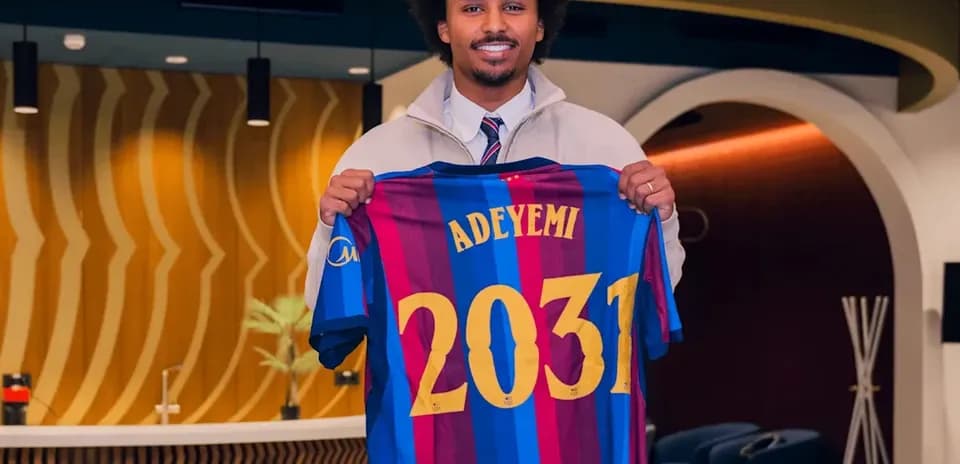 Jugador sosteniendo camiseta de FC Barcelona con nombre Adeyemi