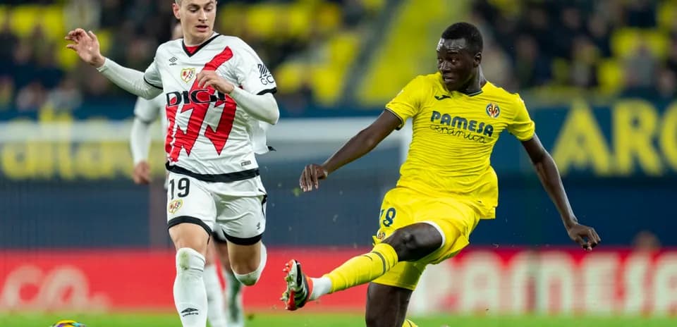 Jugador de Rayo Vallecano y Villarreal en acción