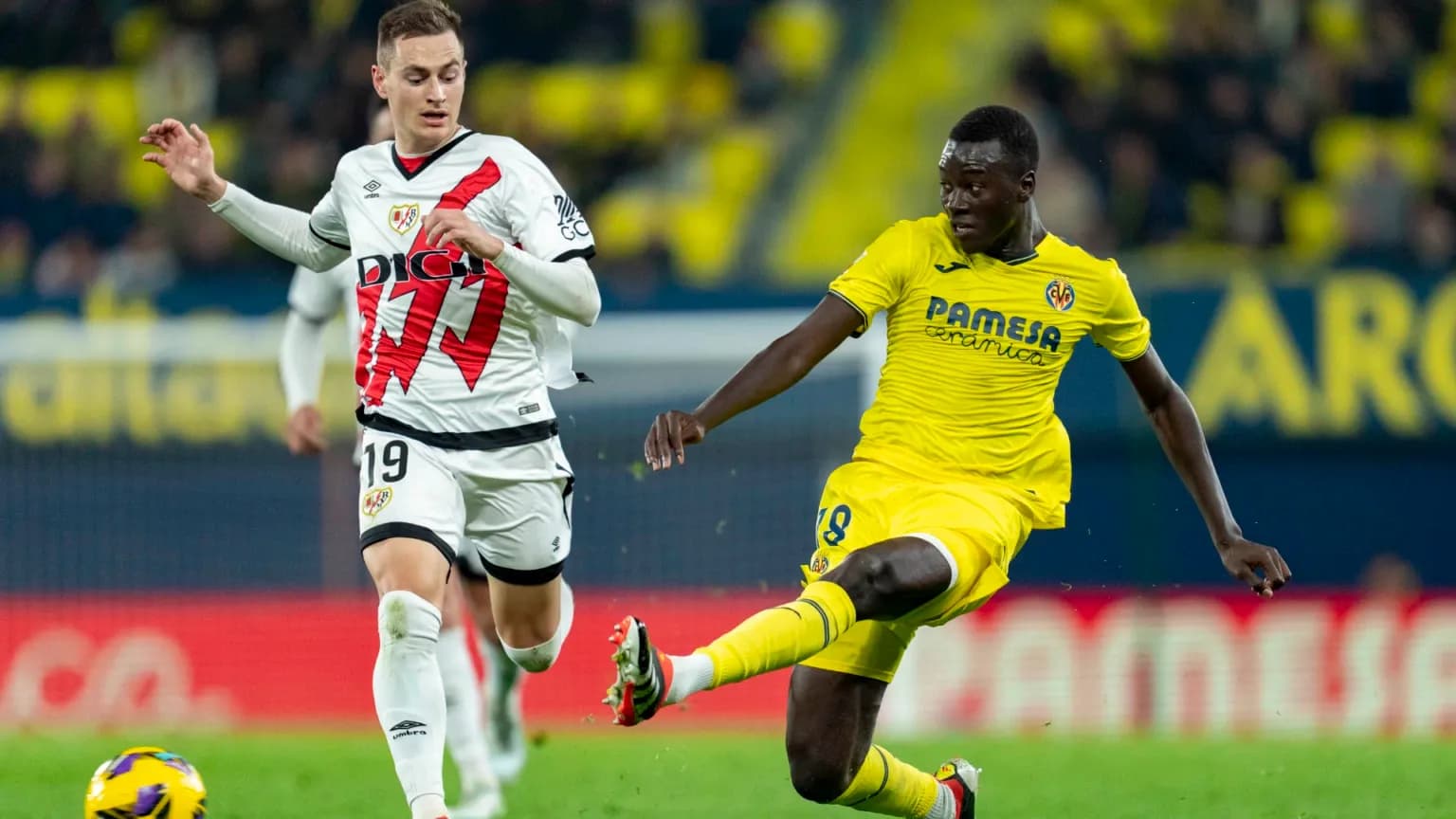 Jugador de Rayo Vallecano y Villarreal en acción