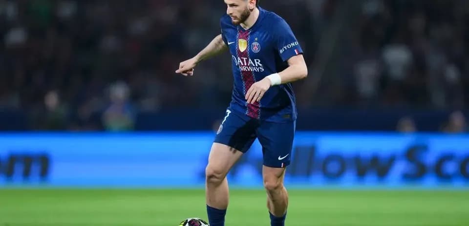 Jugador del PSG controlando el balón en el campo