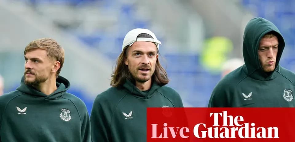 Jugadores de Everton caminando en el estadio