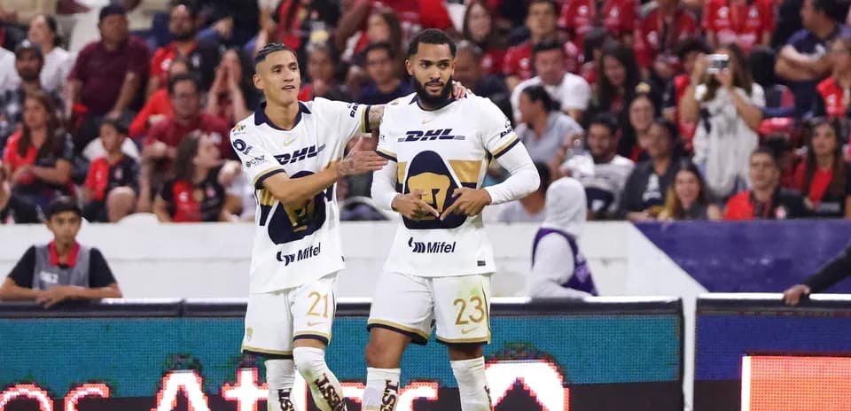 Jugadores de Pumas celebrando un gol