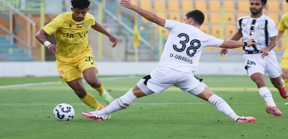 Jugadores de Al Wasl y Al Jazira en acción