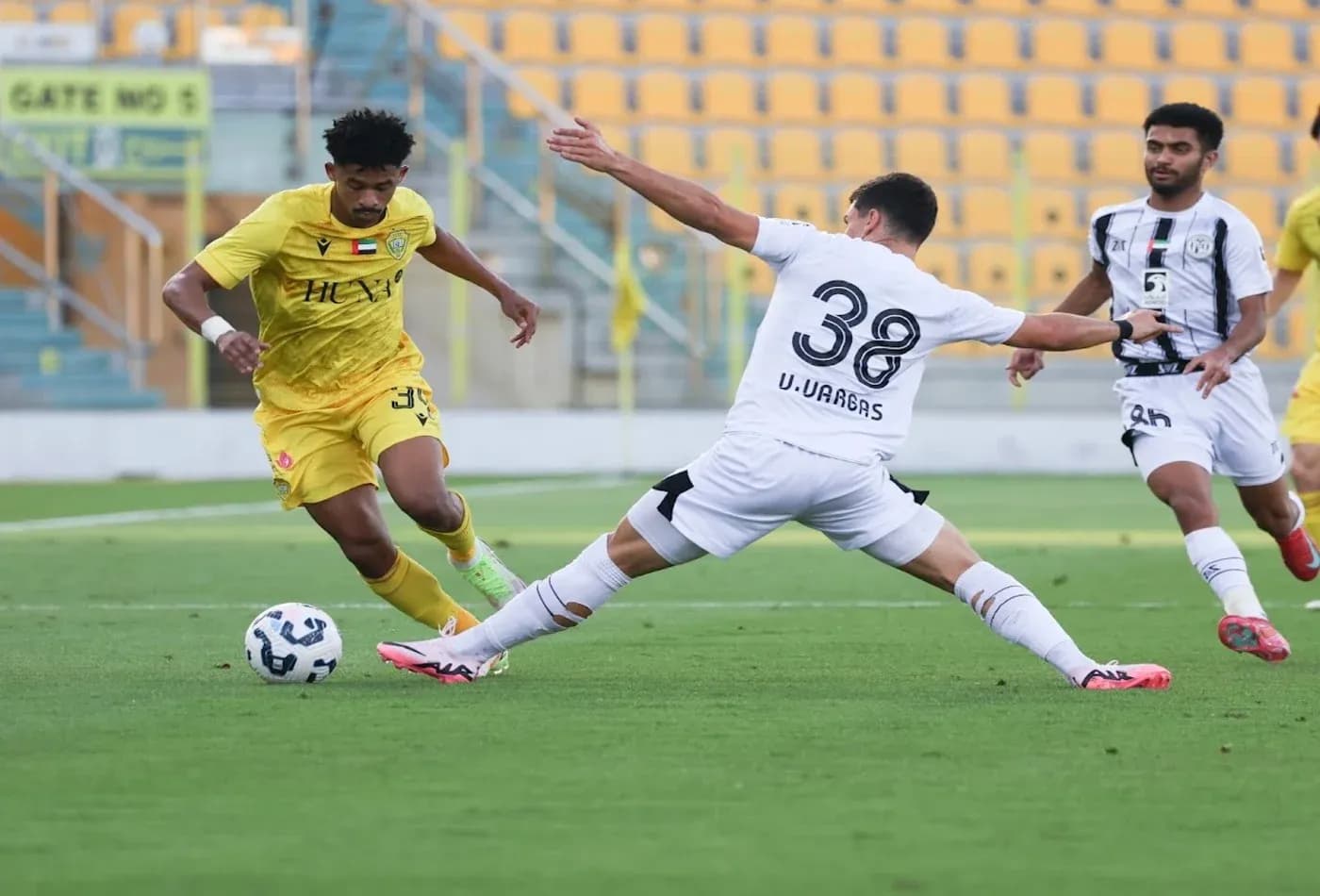 Jugadores de Al Wasl y Al Jazira en acción