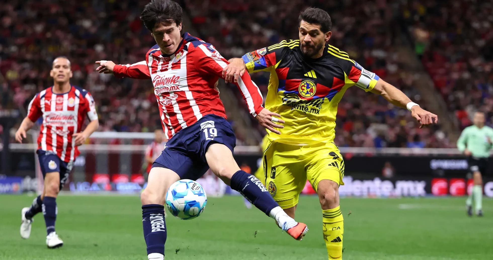 Jugadores de Chivas y América disputando el balón